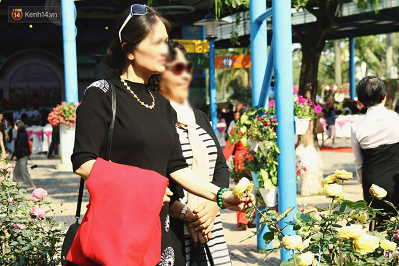 Hình ảnh xấu xí tại lễ hội hoa hồng Bulgaria: Người dân trèo rào, kéo hoa bất chấp để chụp ảnh